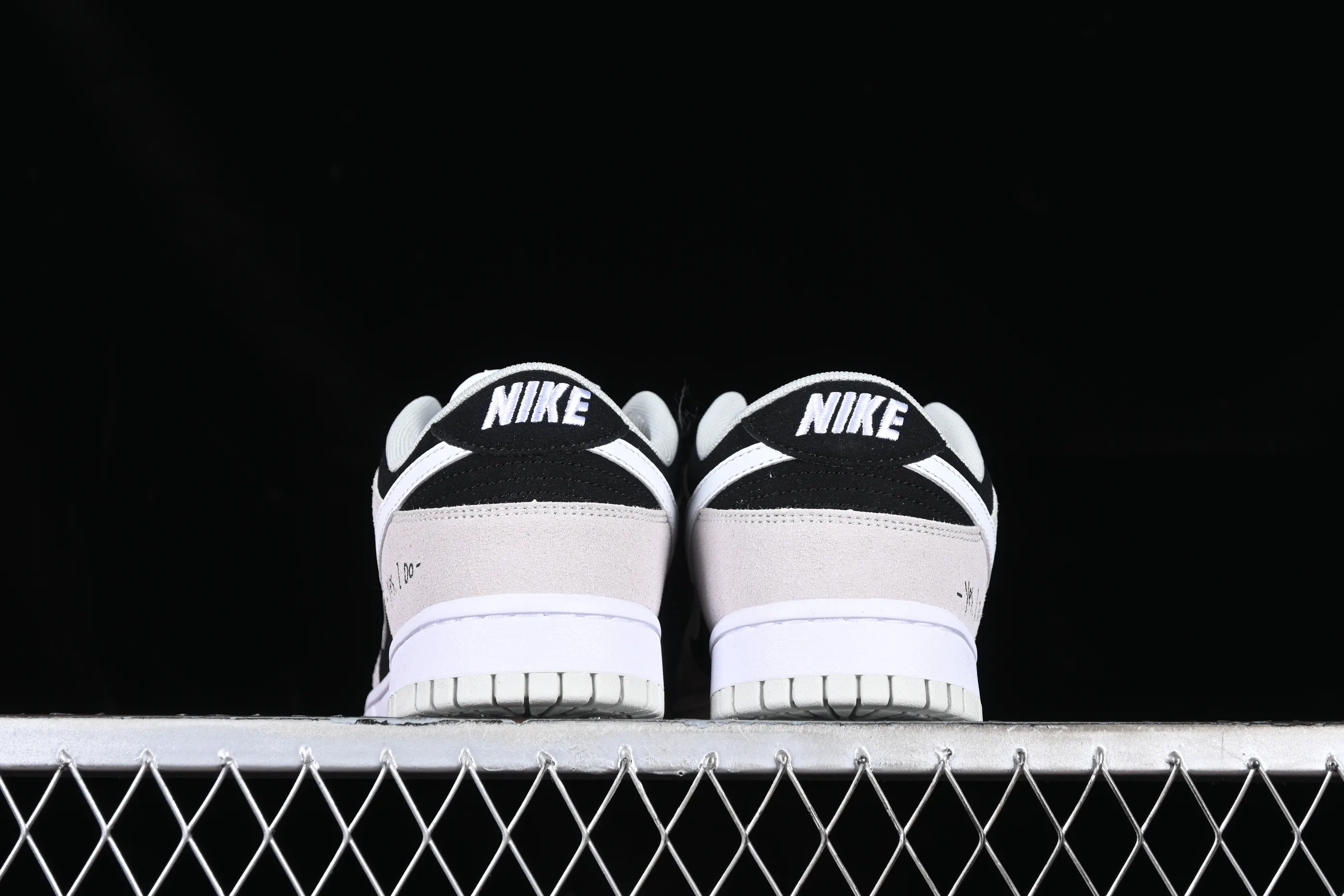 All Categories Nk SB Dunk Series Nk SB Dunk Low Low-top sneakers Cost-effective version Nk Dunk Low Black dust color SB smashed backboard fashion casual sneakers DO9776-001